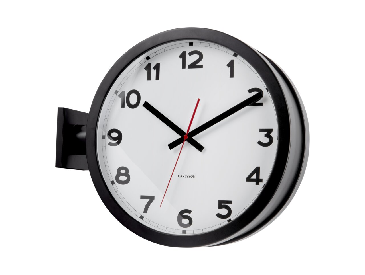 Schwarze Wanduhr im klassischen Design mit weißen Zifferblatt und schwarzen Zahlen, seitliche Perspektive