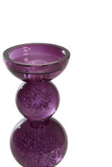 Lila Kerzenhalter aus Glas mit runder Basis und Schale, seitliche Perspektive