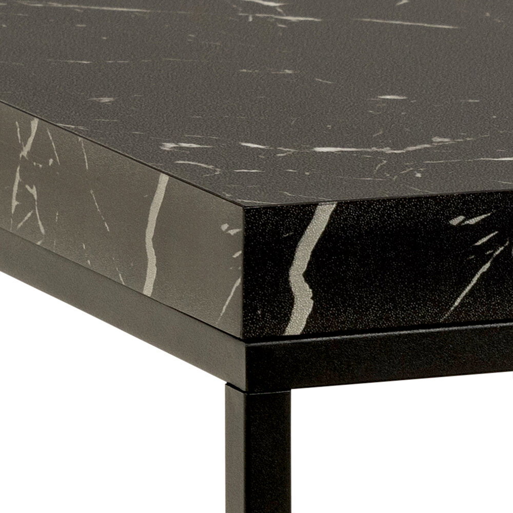 Nahaufnahme eines Couchtischs mit schwarzer Marmoroptik und Metallgestell, Perspektive von der Ecke.