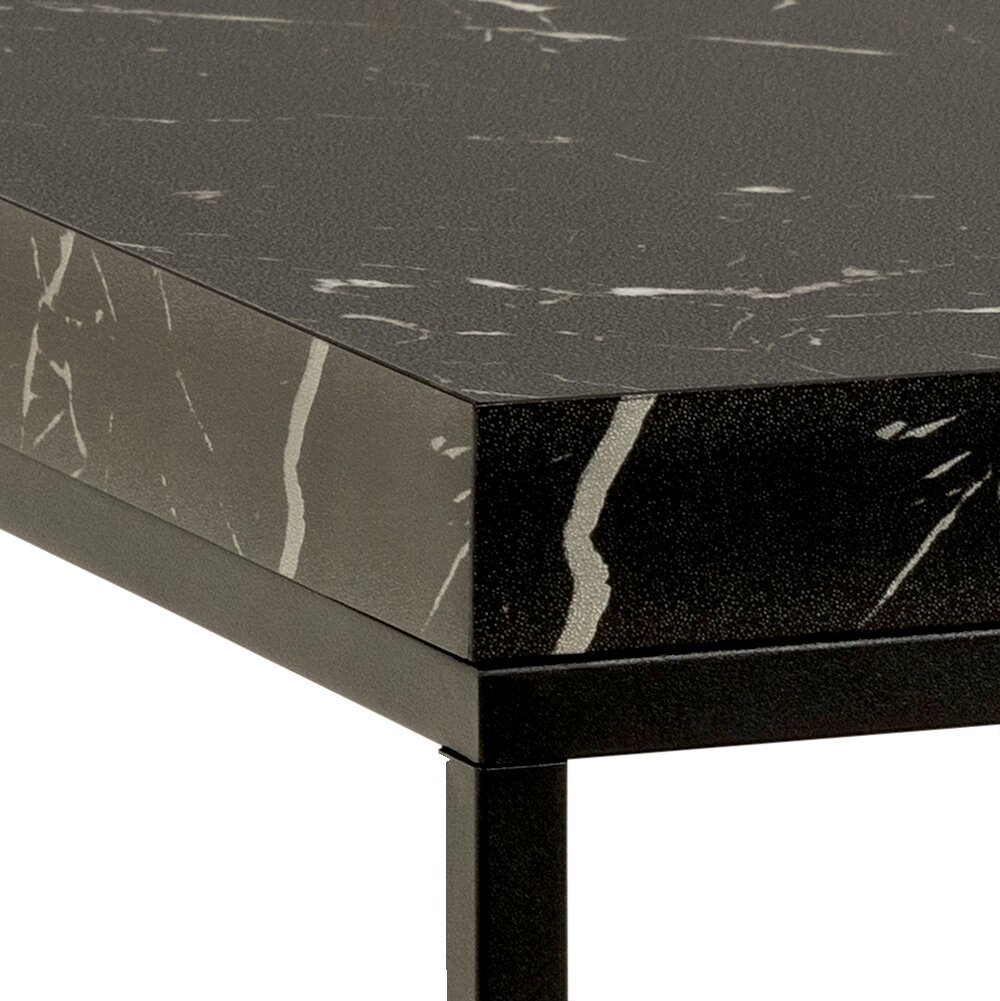 Nahaufnahme eines Couchtischs mit schwarzer Marmoroptik und Metallgestell, Perspektive von der Ecke.