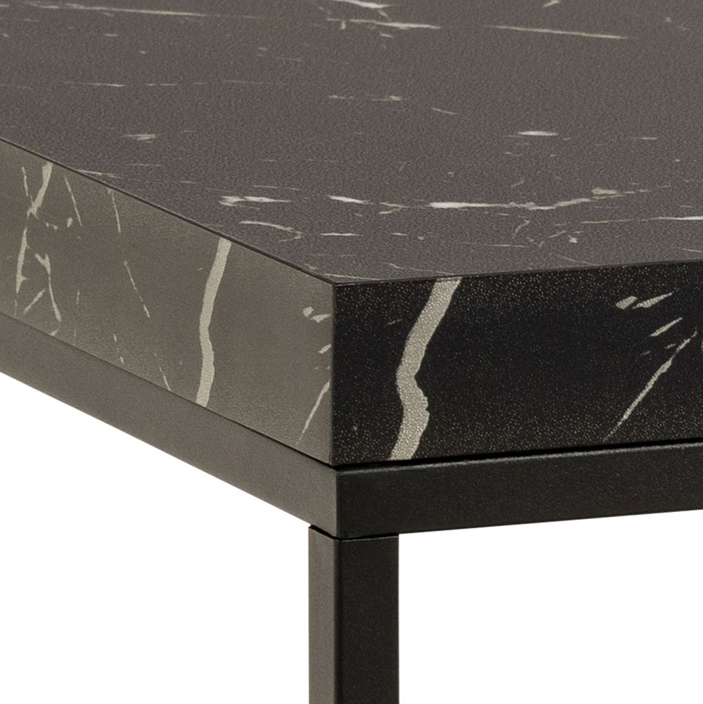 Nahaufnahme eines Couchtischs mit schwarzer Marmoroptik und Metallgestell, Perspektive von der Ecke.