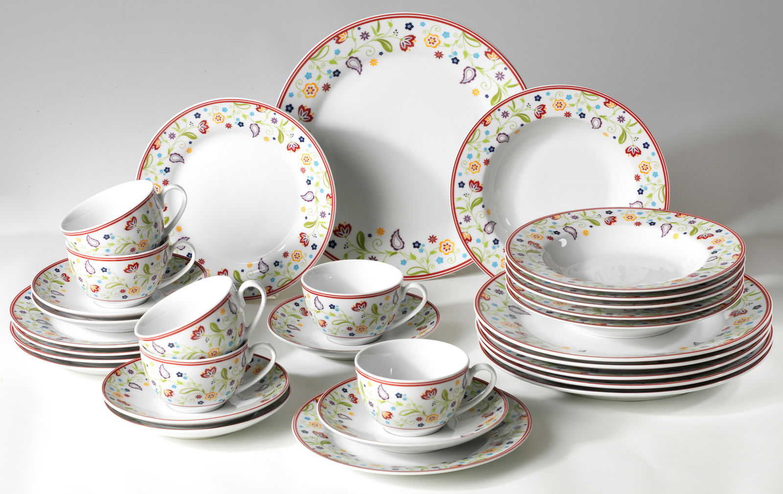 Bunte Geschirrset-Perspektive von vorne mit floralen Mustern, bestehend aus Tellern, Tassen und Untertassen.