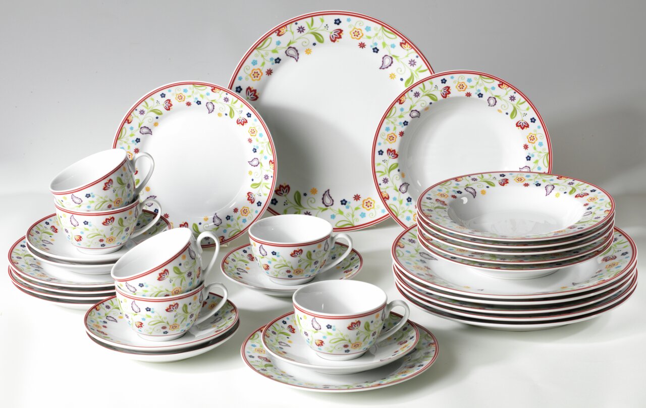 Bunte Geschirrset-Perspektive von vorne mit floralen Mustern, bestehend aus Tellern, Tassen und Untertassen.