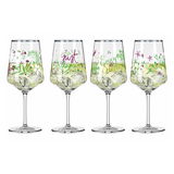 Vier Weingläser mit floralen Mustern und Schriftzügen, gefüllt mit Getränken und Eiswürfeln, frontal betrachtet.