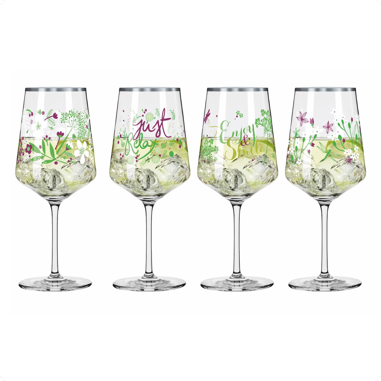 Vier Weingläser mit floralen Mustern und Schriftzügen, gefüllt mit Getränken und Eiswürfeln, frontal betrachtet.