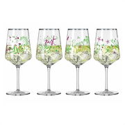 Vier Weingläser mit floralen Mustern und Schriftzügen, gefüllt mit Getränken und Eiswürfeln, frontal betrachtet.