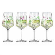 Vier Weingläser mit floralen Mustern und Schriftzügen, gefüllt mit Getränken und Eiswürfeln, frontal betrachtet.