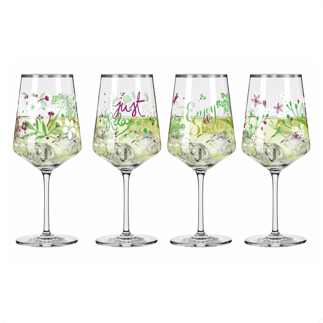 Vier Weingläser mit floralen Mustern und Schriftzügen, gefüllt mit Getränken und Eiswürfeln, frontal betrachtet.