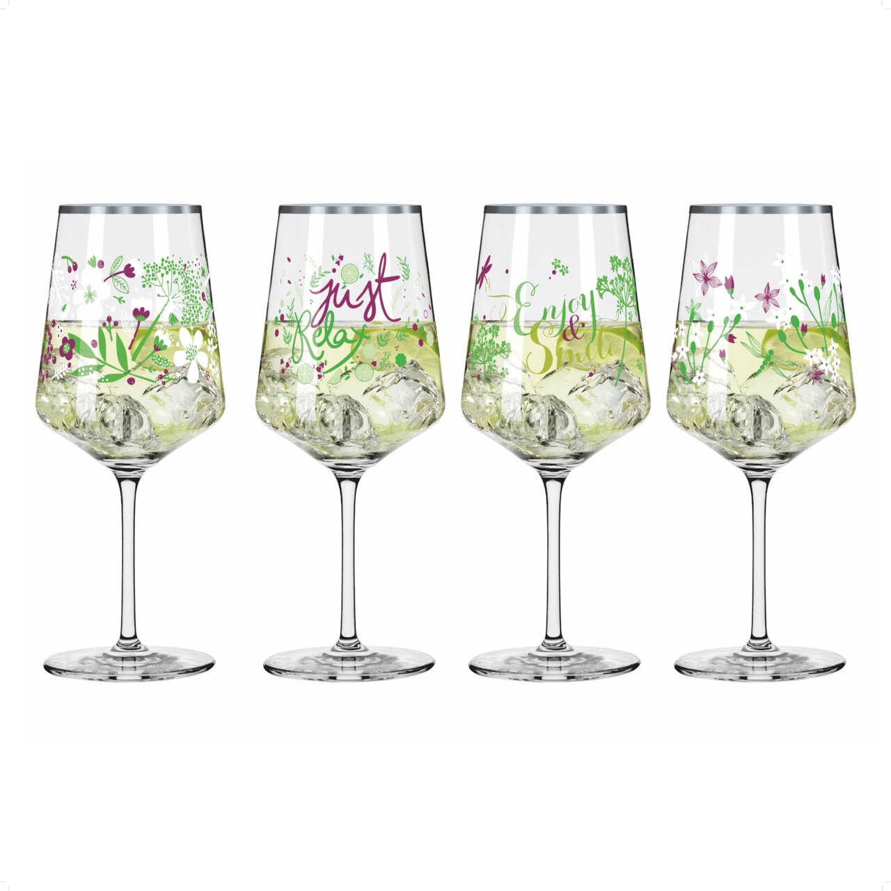 Ritzenhoff Hugo 4er-Set SOMMERTAU Vier Weingläser mit floralen Mustern und Schriftzügen, gefüllt mit Getränken und Eiswürfeln, frontal betrachtet.