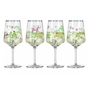 Vier Weingläser mit floralen Mustern und Schriftzügen, gefüllt mit Getränken und Eiswürfeln, frontal betrachtet.