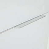 Nahaufnahme eines weißen Mehrzweckschranks mit schmalem, silbernem Griff, seitliche Perspektive