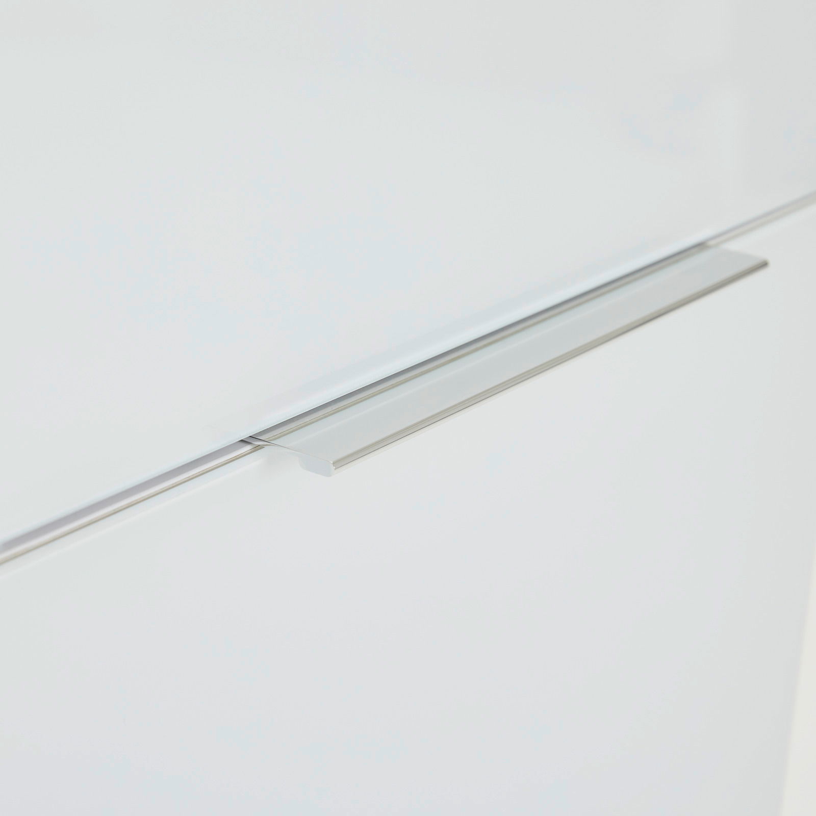 Nahaufnahme eines weißen Mehrzweckschranks mit schmalem, silbernem Griff, seitliche Perspektive