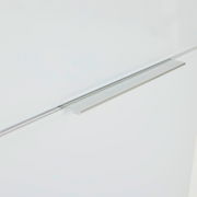 Nahaufnahme eines weißen Mehrzweckschranks mit schmalem, silbernem Griff, seitliche Perspektive