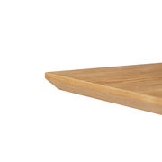 Nahaufnahme einer Tischkante aus Holz, perspektivisch von der Seite aufgenommen.