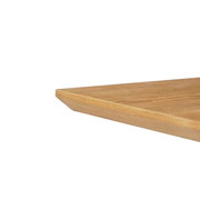 Nahaufnahme einer Tischkante aus Holz, perspektivisch von der Seite aufgenommen.