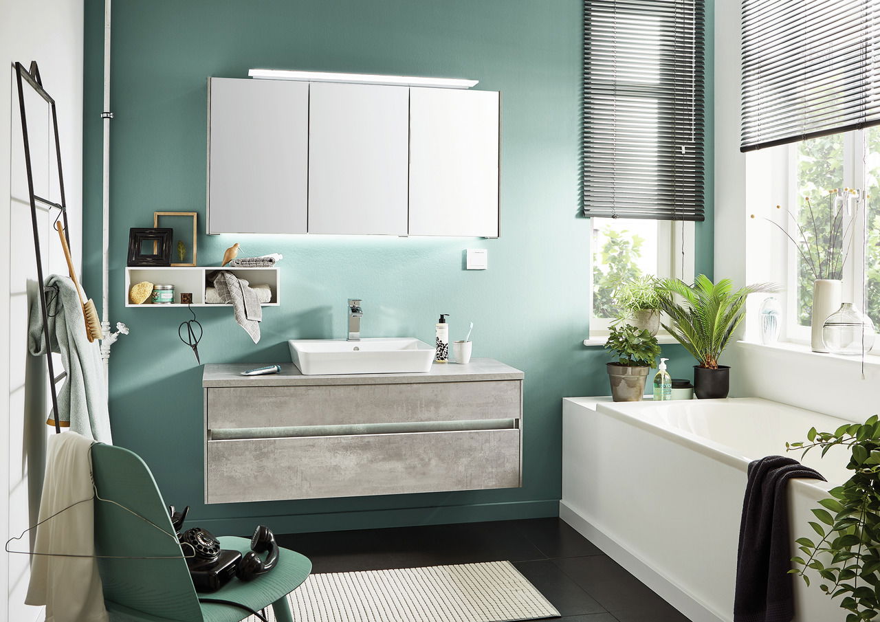 Moderne Badkombination mit Waschbecken, Spiegel und Stauraum, seitliche Perspektive