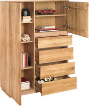 Hochwertiges Highboard aus Holz mit offenen Schubladen und Regalfächern, gefüllt mit Büchern und Dekorationen, aus einer schrägen Perspektive fotografiert.