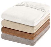 Stapel von vier Spannbetttüchern in verschiedenen Farben, von oben nach unten: Weiß, Beige, Braun und Grau, aus seitlicher Perspektive.