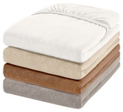 Stapel von vier Spannbetttüchern in verschiedenen Farben, von oben nach unten: Weiß, Beige, Braun und Grau, aus seitlicher Perspektive.