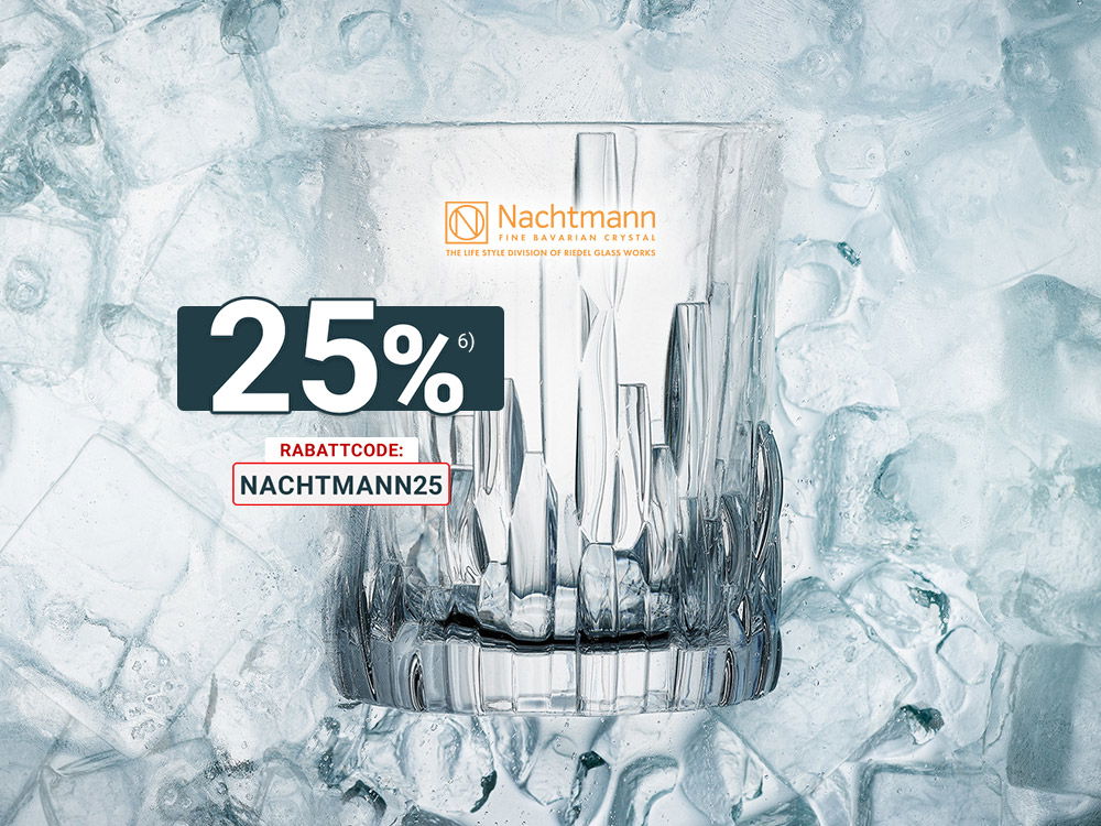 Transparentes Kristallglas vor einem Hintergrund aus Eiswürfeln