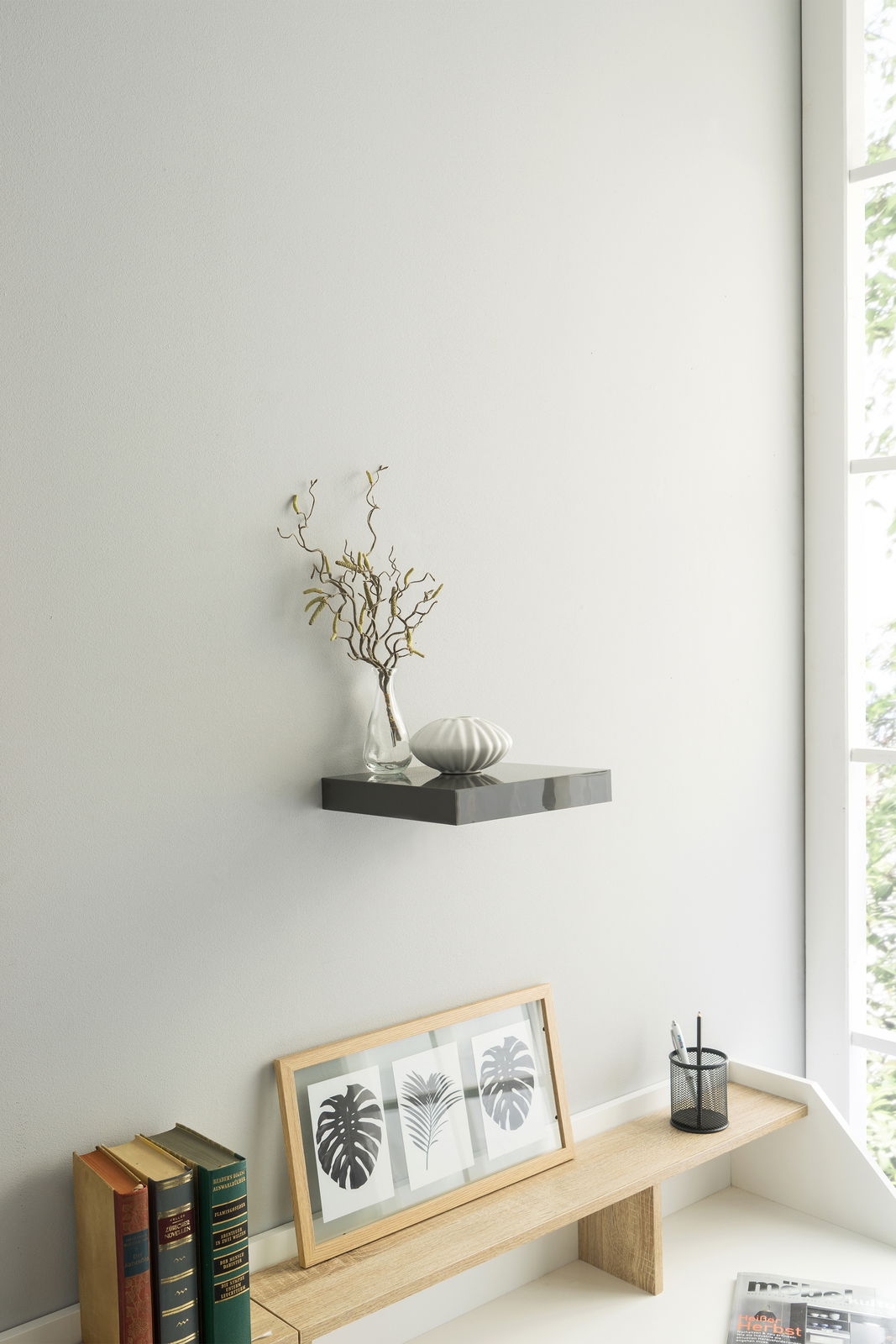 Wandboard in moderner Einrichtung, seitliche Perspektive