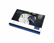 Verpackung des 30-teiligen Bestecksets Louis von Villeroy & Boch, mit Gabel, Messer und Löffel auf einem Teller, aus der Vogelperspektive.