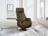 Brauner TV-Sessel mit modernem Design, auf einem silbernen Drehteller stehend, in einem hellen Wohnzimmer mit Kunst und Skulptur im Hintergrund, seitliche Perspektive.