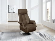 Brauner TV-Sessel mit modernem Design, auf einem silbernen Drehteller stehend, in einem hellen Wohnzimmer mit Kunst und Skulptur im Hintergrund, seitliche Perspektive.
