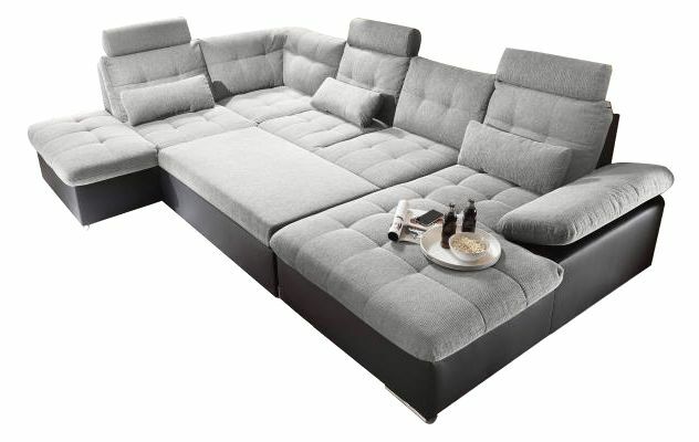 Große, graue U-förmige Wohnlandschaft mit verstellbaren Kopfstützen und Armlehnen, aus der Vogelperspektive fotografiert.