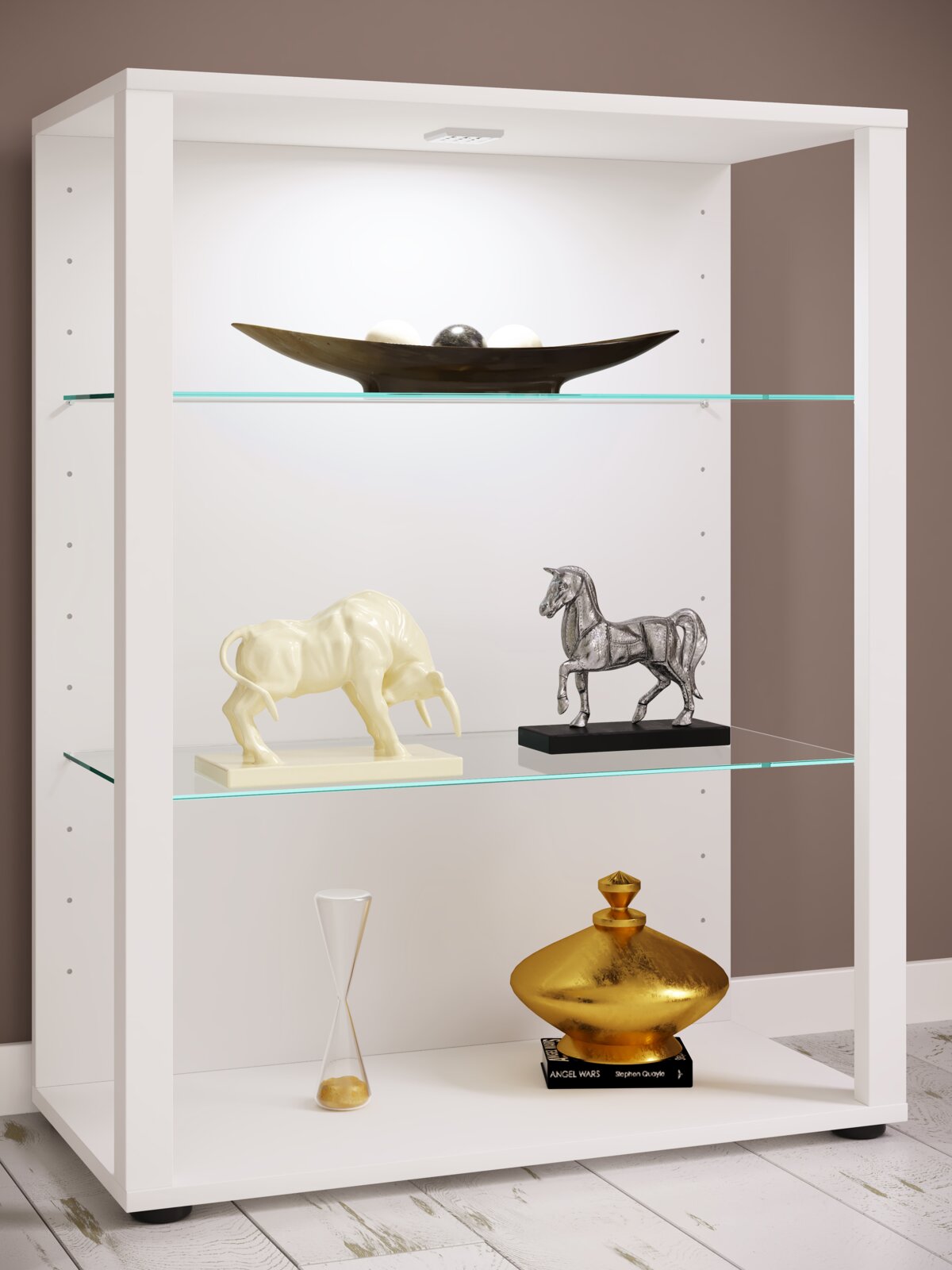 VCM Vitrine GLASOL Weißes Regal mit Glasböden und integrierter LED-Beleuchtung, dekoriert mit Schale, Tierfiguren, Sanduhr und goldener Vase, in frontaler leicht seitlicher Perspektive.