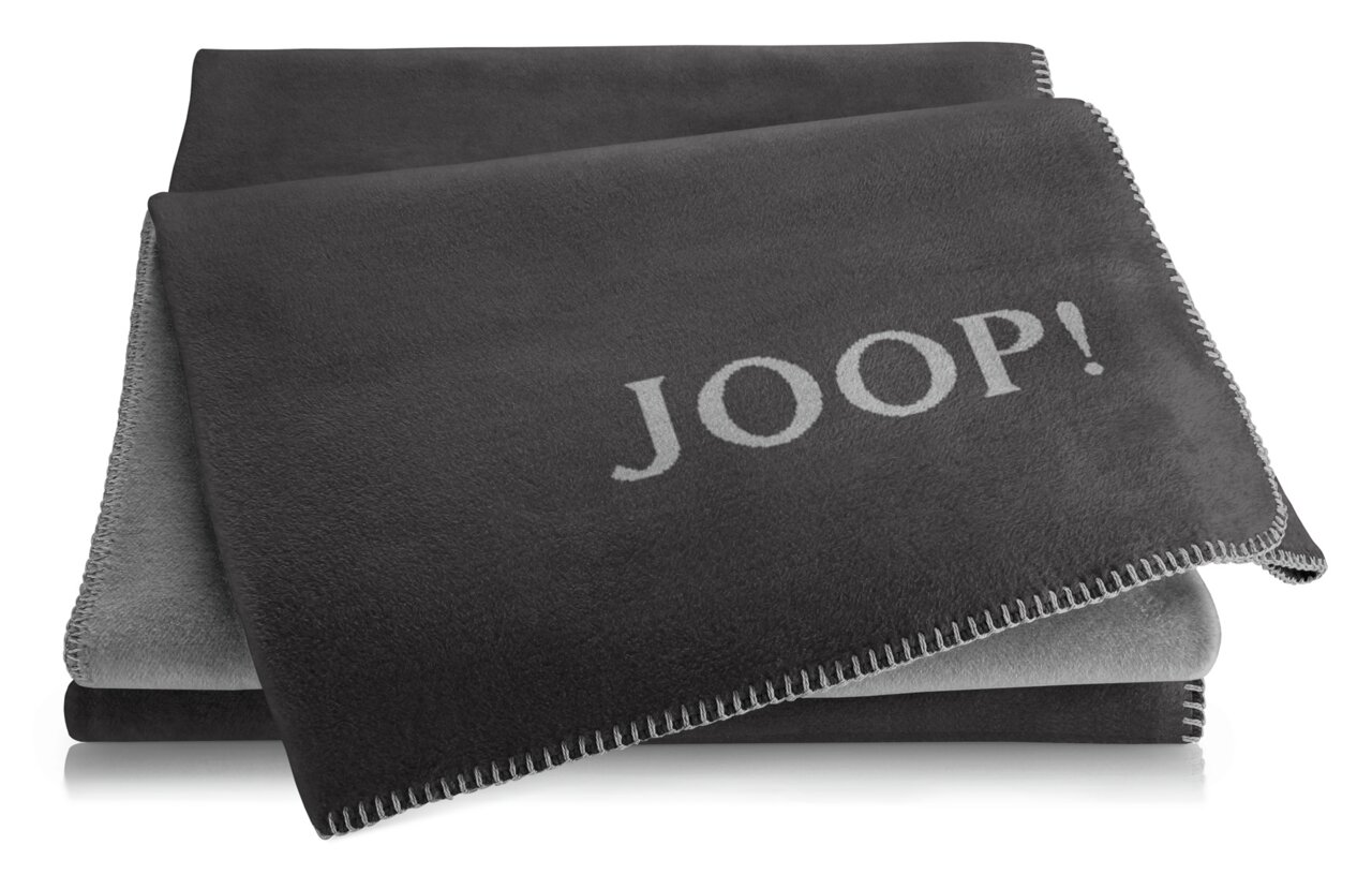 JOOP! Wohndecke 150x200cm UNI-DOUBLEFACE Graue JOOP! Decke mit sichtbarem Logo, von oben fotografiert.