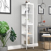 Weiße, schmale Glasvitrine mit Glastür und mehreren Einlegeböden, freistehend im Wohnzimmer mit Dekoobjekten; Perspektive: leicht seitliche Frontansicht.