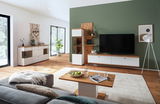Modernes Sideboard im Wohnzimmer, Perspektive von der Seite, mit weißem Korpus und Holzoberfläche, dekoriert mit Vasen und Büchern.