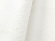 Nahaufnahme eines weißen Fellteppichs in seitlicher Perspektive