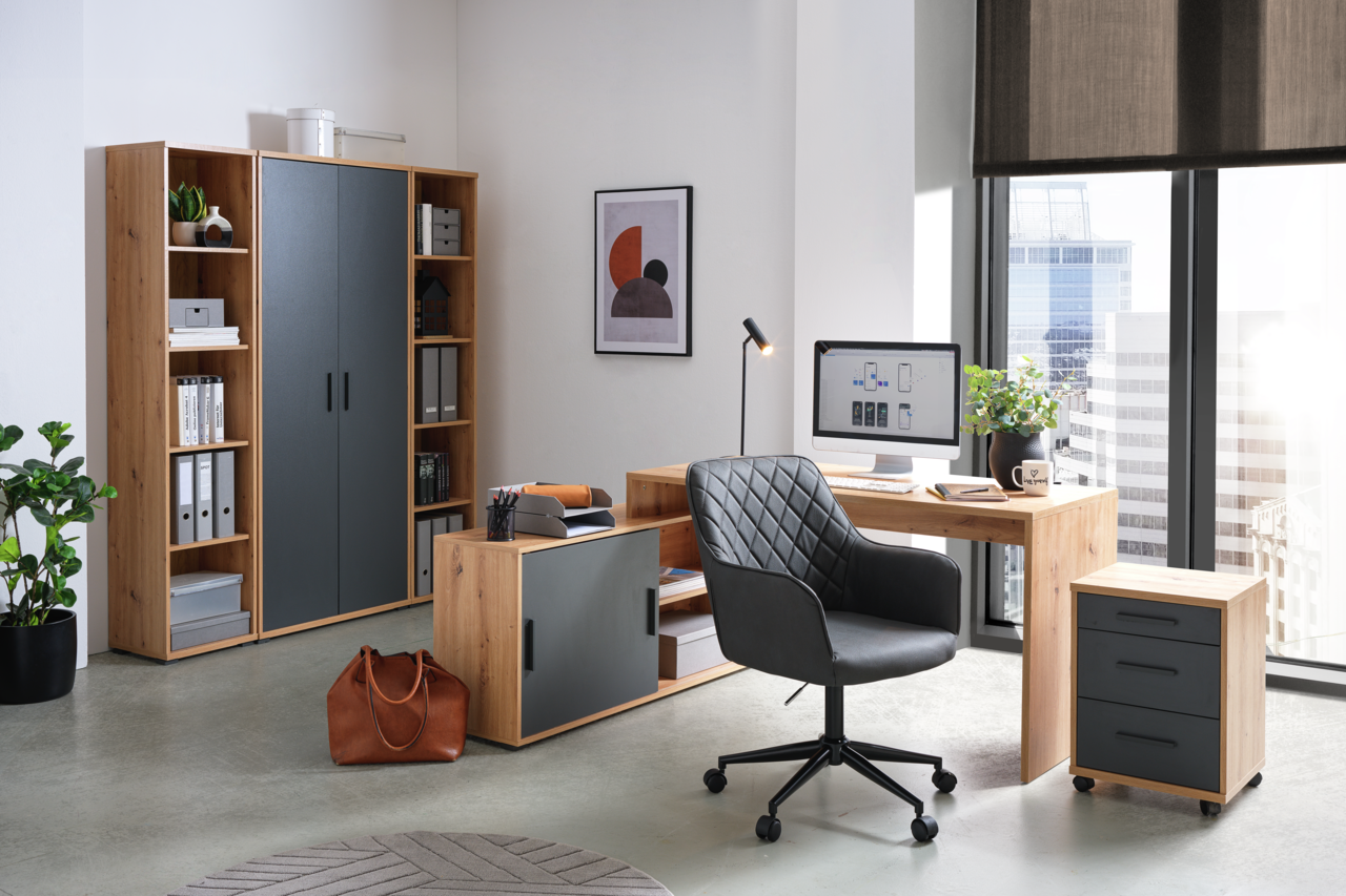 Moderne Bürokombination mit Holz- und Grautönen, bestehend aus einem Schreibtisch, Rollcontainer und Schrank, in einem hellen Raum mit Stadtblick.