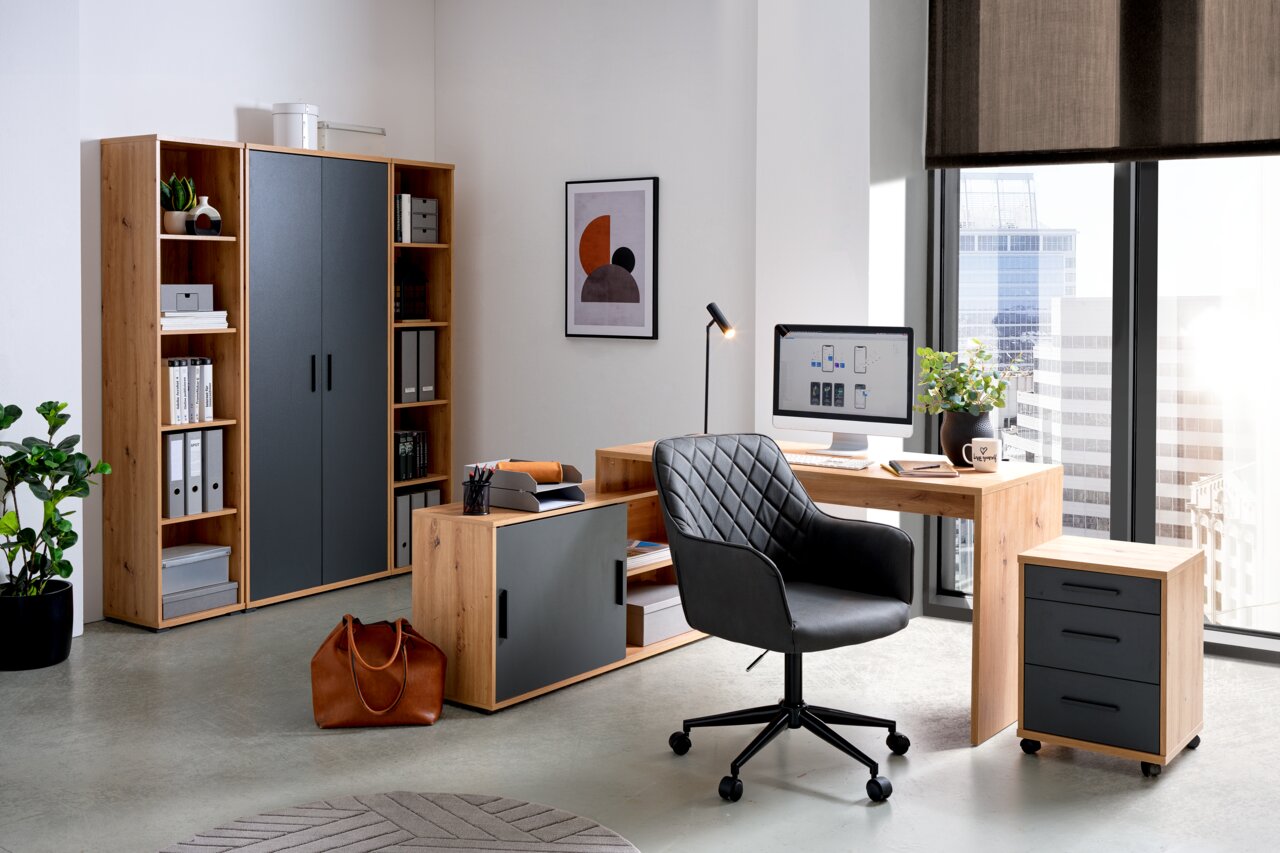 Moderne Bürokombination mit Holz- und Grautönen, bestehend aus einem Schreibtisch, Rollcontainer und Schrank, in einem hellen Raum mit Stadtblick.