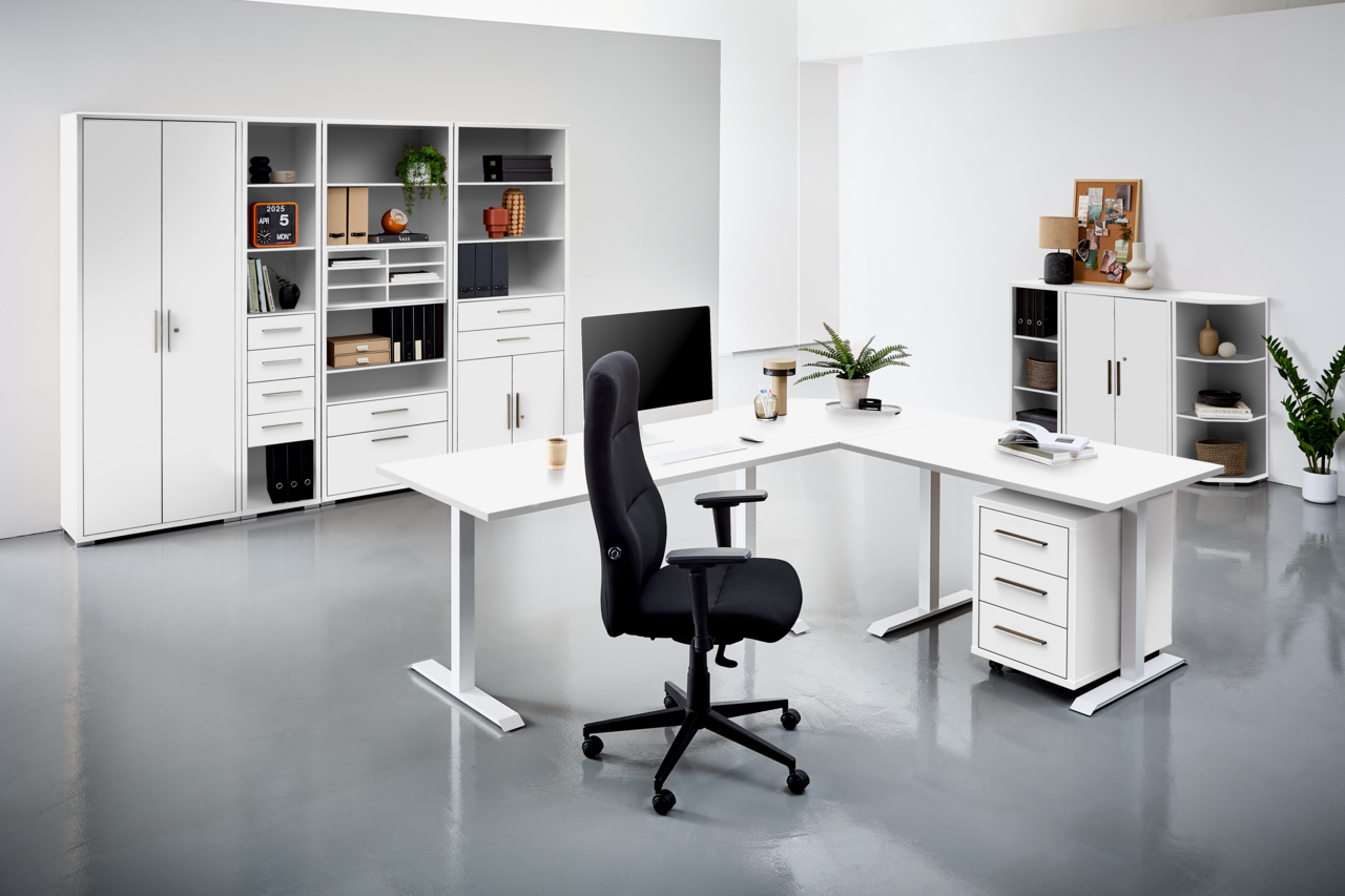 Moderner schwarzer Drehstuhl in einem hellen Büro, seitliche Perspektive