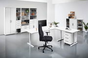 Moderner schwarzer Drehstuhl in einem hellen Büro, seitliche Perspektive