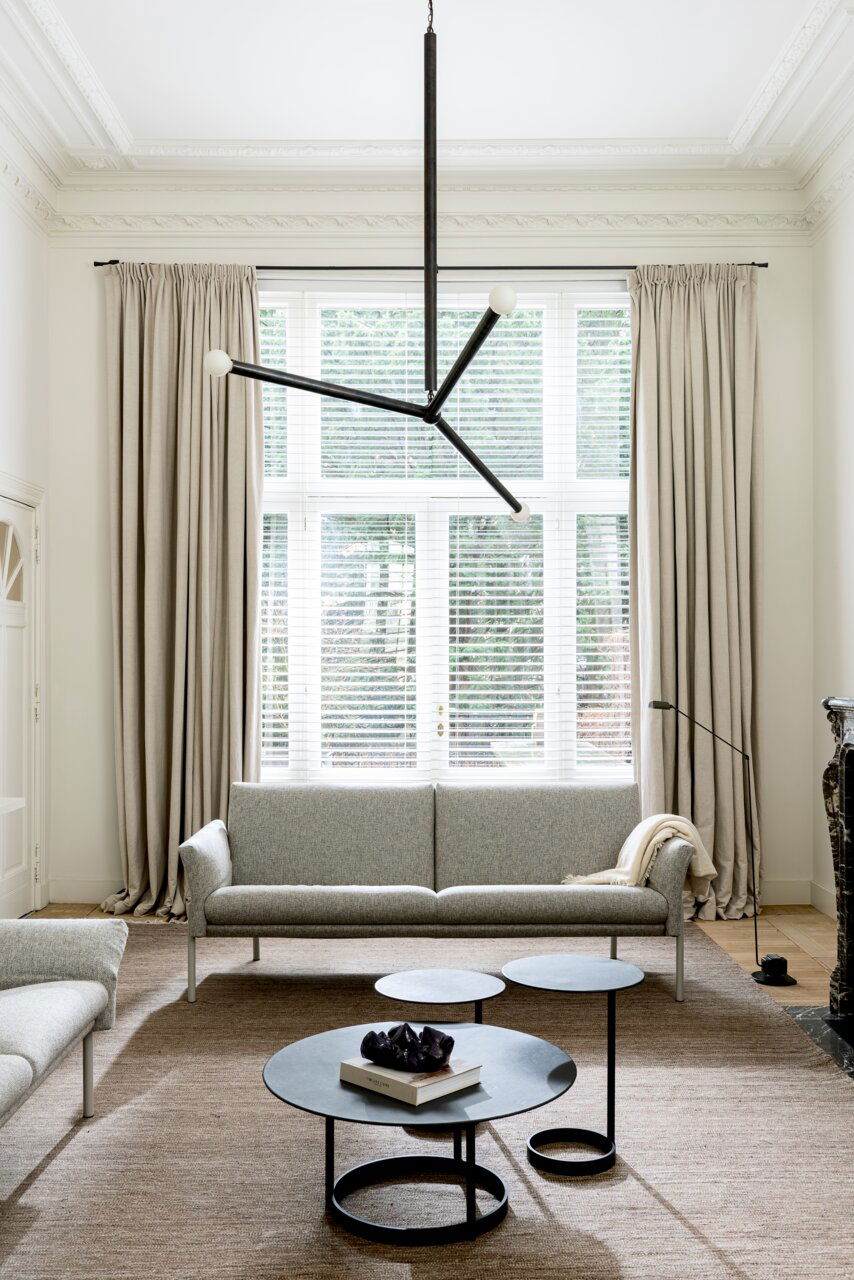 Jori Beistelltisch SPOSA Moderner Wohnraum mit drei runden Beistelltischen in verschiedenen Höhen, zentral im Bild platziert. Im Hintergrund ein großes Fenster mit Vorhängen und ein graues Sofa. Perspektive von vorne.