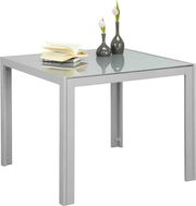 Moderner quadratischer Gartentisch aus Metall mit Glasplatte, darauf zwei Vasen mit Blumen und ein aufgeschlagenes Buch, seitliche Perspektive.