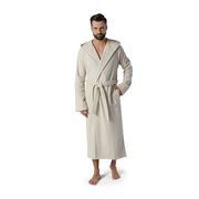 Mann in einem cremefarbenen Kapuzenbademantel, stehend in Frontalansicht.