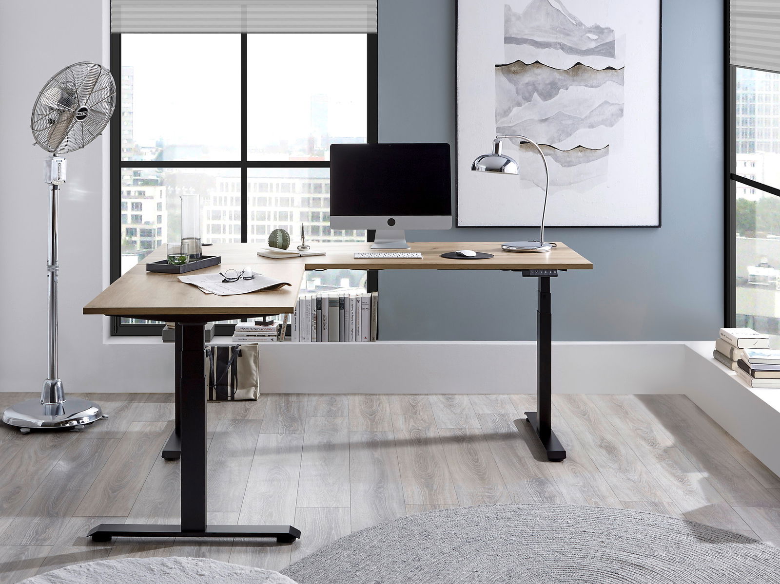 Moderner E-Eckschreibtisch in einem stilvollen Büro, seitliche Perspektive, mit Computer, Lampe und Dekorationen.