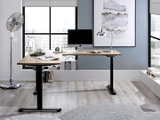 Moderner E-Eckschreibtisch in einem stilvollen Büro, seitliche Perspektive, mit Computer, Lampe und Dekorationen.