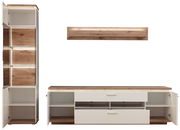 Moderne Wandkombination in Holzoptik mit offenen und geschlossenen Fächern, frontal betrachtet.