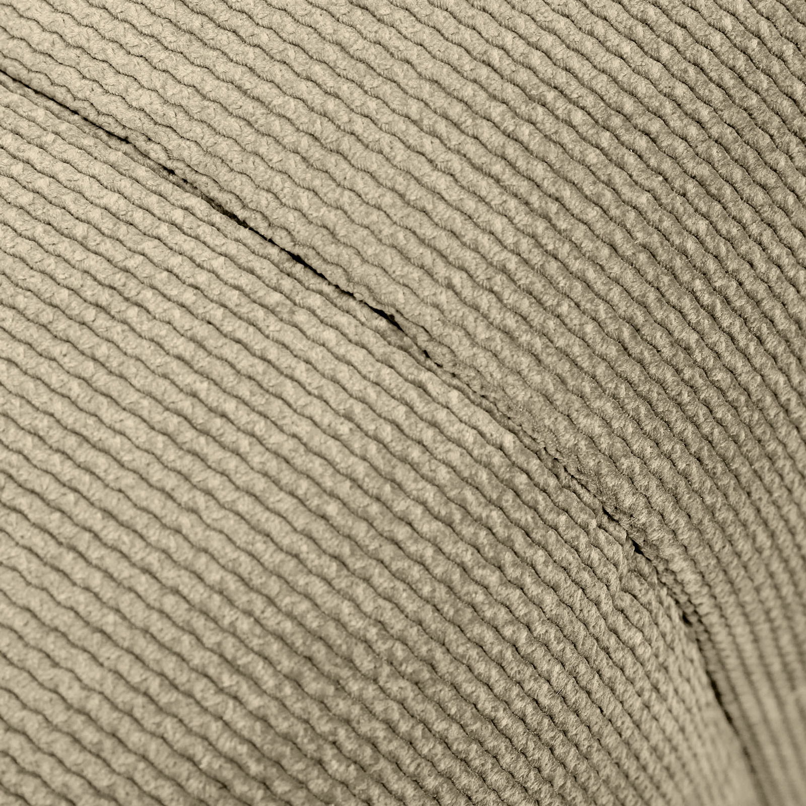 Nahaufnahme eines Hockers mit geripptem Stoffbezug in beige, seitliche Perspektive