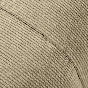 Nahaufnahme eines Hockers mit geripptem Stoffbezug in beige, seitliche Perspektive