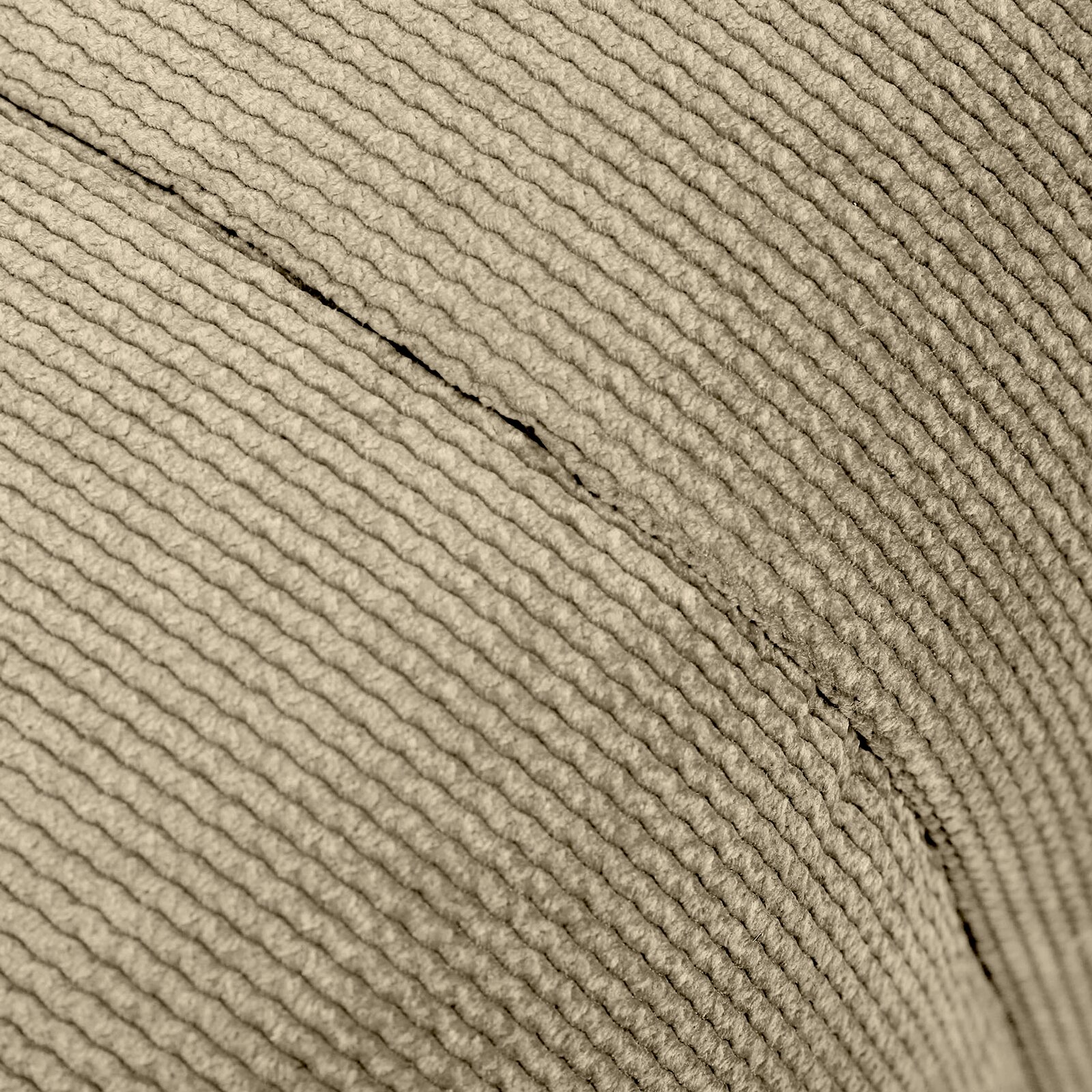 Nahaufnahme eines Hockers mit geripptem Stoffbezug in beige, seitliche Perspektive