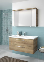 Moderner Badblock mit Holzoptik und weißem Waschbecken, frontal betrachtet, vor einer türkisfarbenen Fliesenwand.