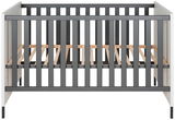 Frontansicht eines modernen Babybetts mit grauen Gitterstäben und weißem Rahmen.