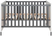 Frontansicht eines modernen Babybetts mit grauen Gitterstäben und weißem Rahmen.
